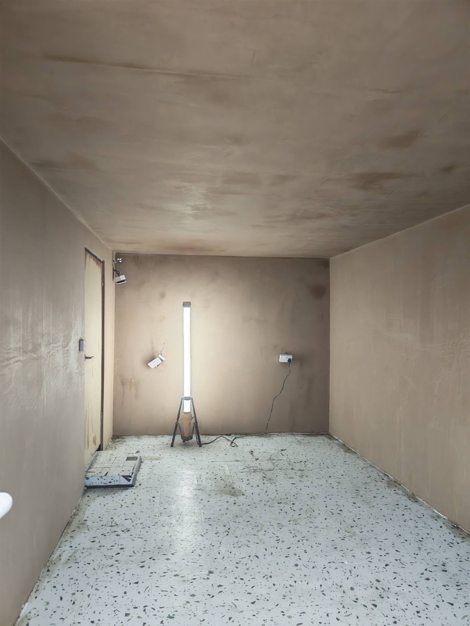 Room fully skimmed, walls and ceiling, with a work light